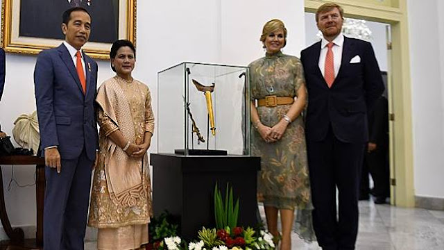 Presiden Joko Widodo dan Ibu Iriana berfoto bersama Raja Belandan Willem Alexander dan Ratu Maxima, terlihat di anatara mereka keris milik Pangeran Diponegoro yang dikembalikan ke Indonesia dari Belanda