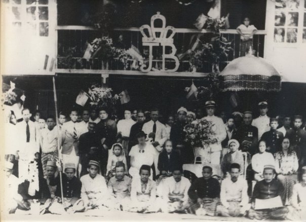 Anggota keluarga Kerajaan Barru bersama beberapa pejabat Pemerintah Belanda (Sejarah Kerajaan di Barru)